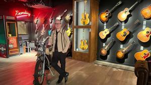 Marcel Cavallé, músico y encargado de gestionar la programación del Aclam Club, entre guitarras y motos..