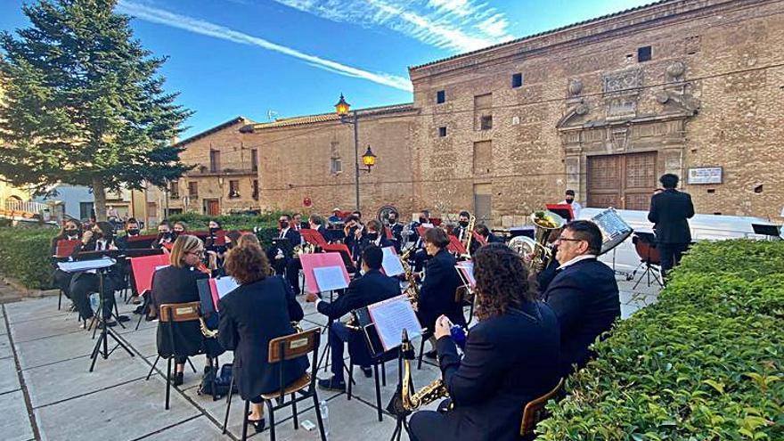 La actuación de la banda de música puso fin a los actos. |  