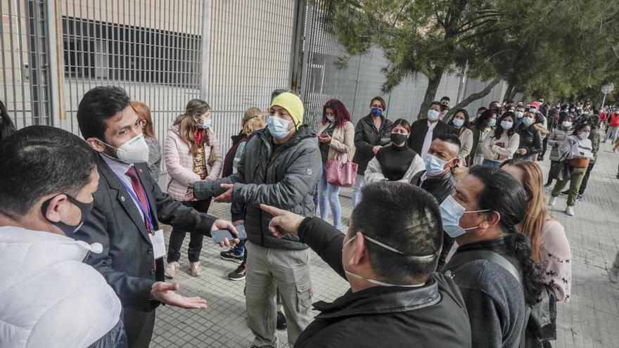 Aglomeraciones y "desorganización" en el arranque de las elecciones de Ecuador en Palma