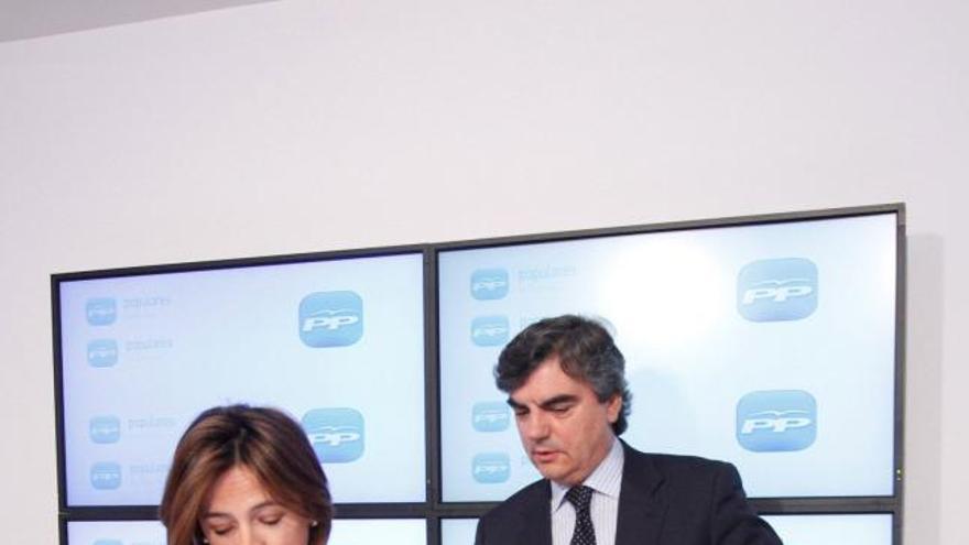 María Teresa Martín y Jesús Sedano, ayer en la sede provincial del PP.