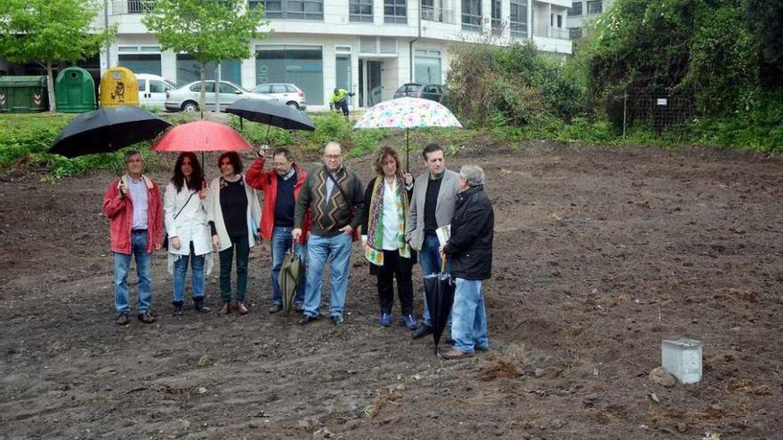 Representantes de Xuntos, Castelao y el Concello presentan las nuevas huertas urbanas. // Rafa Vázquez