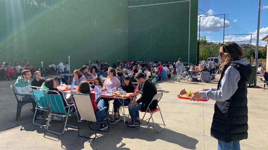 La comida popular ha reunido a 250 vecinos en el frontón.