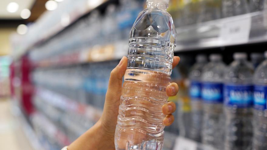 Los expertos revelan el único método de limpiar una botella de agua reutilizable para evitar bacterias