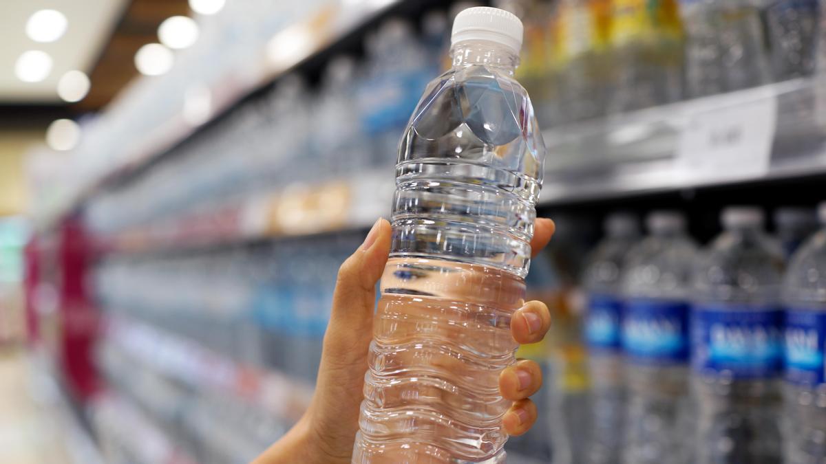 Los expertos revelan que las botellas de plástico, mejor no rellenarlas.