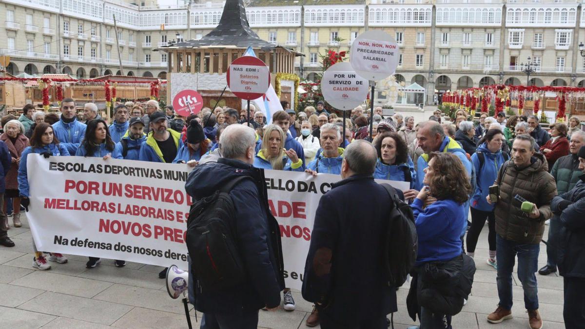 Trabajadores de las Escuelas Deportivas se manifiestan junto a usuarios el mes pasado. |  LOC
