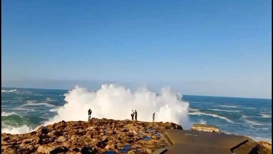 Así arrastró una ola a un joven junto a la caracola de punta Herminia en A Coruña