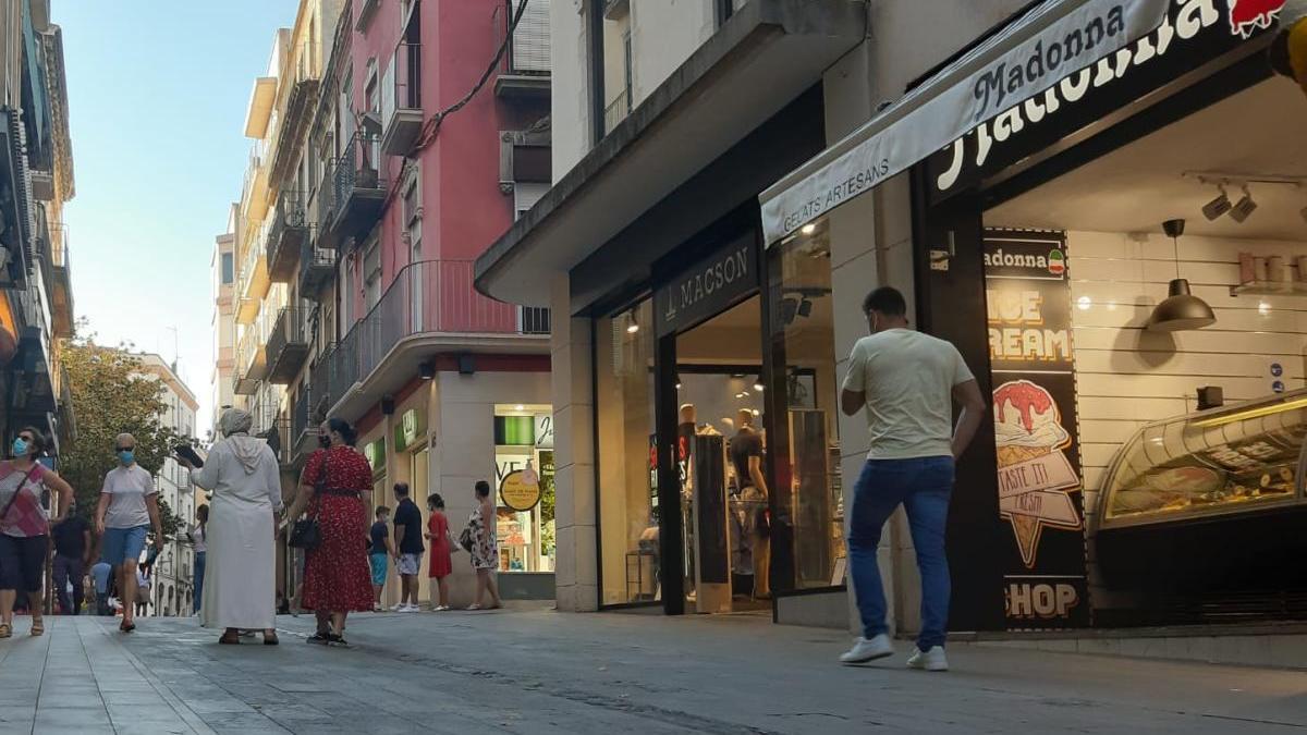 Un dels carrers comercials de Figueres.