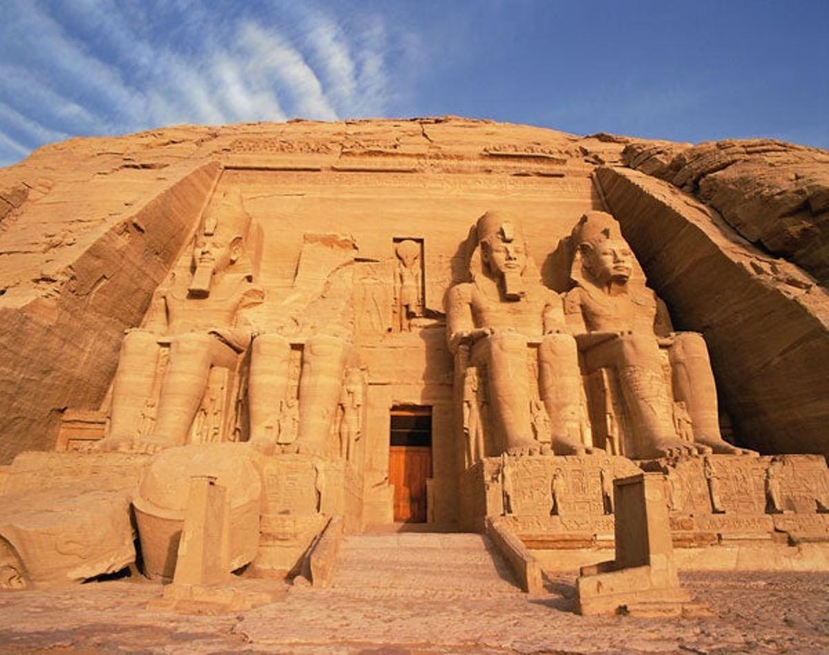 Abu Simbel, Egipto  Este complejo de dos templos egipcios excavados en piedra data del siglo XIII a.C, del reinado de Ramsés II. Este complejo fue descubierto a principios del siglo XIX y cambiado su emplazamiento en 1968 debido a la construcción de la presa de Asuán, que inundó la localización original. El mayor de los templos está dedicado a las deidades Ra, Ptah y Amón y cuenta con cuatro enormes estatuas de Ramsés II. Por su parte, el templo más pequeño está dedicado a la diosa Hathor, personificada en Nefertari, la esposa favorita de Ramsés II.