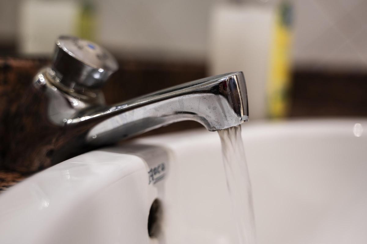El agua que sale por el grifo será un poco más cara.