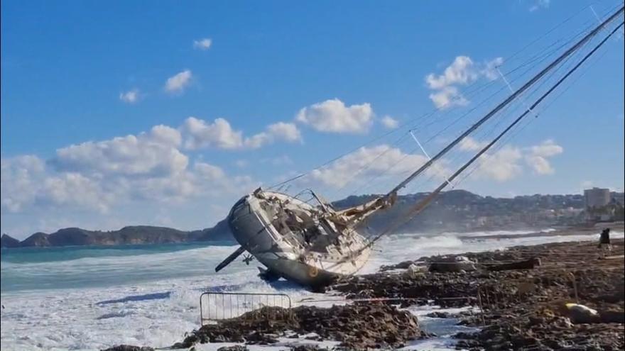 El temporal golpea el gran velero encallado en Xàbia (vídeo)