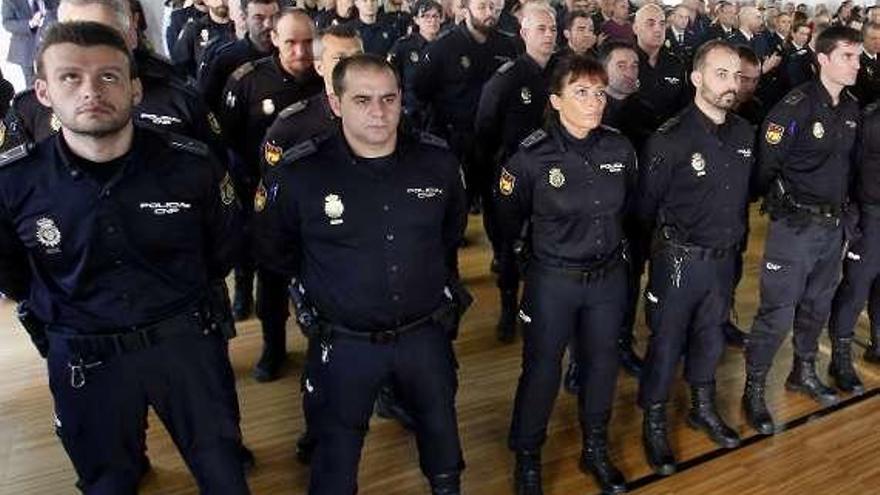 Policías nacionales vigueses, en el acto. // M.G.B.