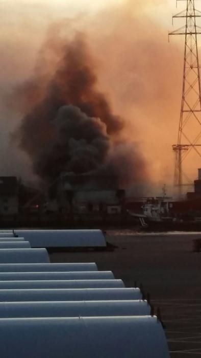 Incendio en la antigua fábrica de hielo de Avilés