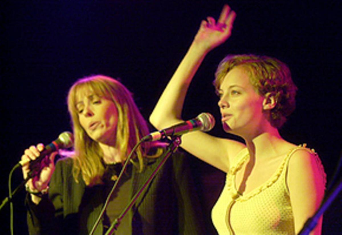 Mackenzie Phillips (dreta) i la seva germana Bijou Phillips, en una actuació en memòria del seu pare, el 2001. Mackenzie Phillips (dreta) i la seva germana Bijou Phillips, en una actuació en memòria del seu pare, el 2001.