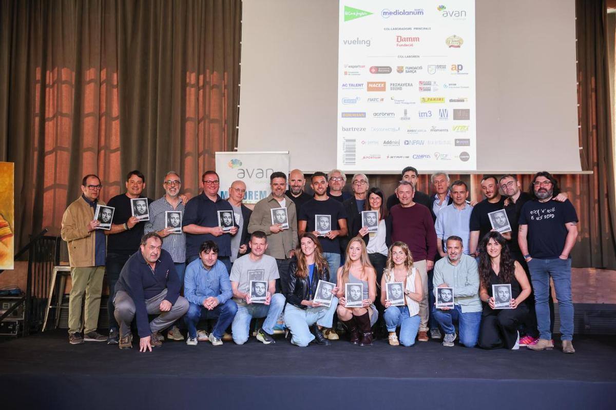 Los periodistas participantes en el proyecto de 2026 con Eric Garcia y Anna Soler, de la Fundació AVAN