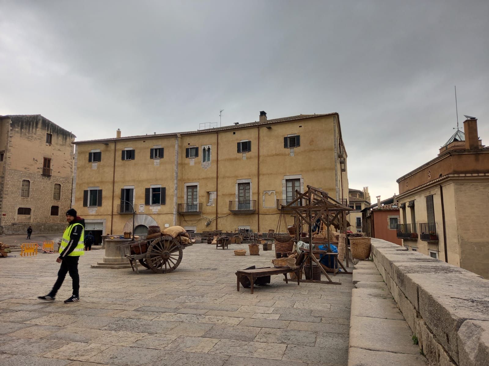 Instal·len una gran pira medieval davant la catedral de Girona per al rodatge de "Mrs.Davis"