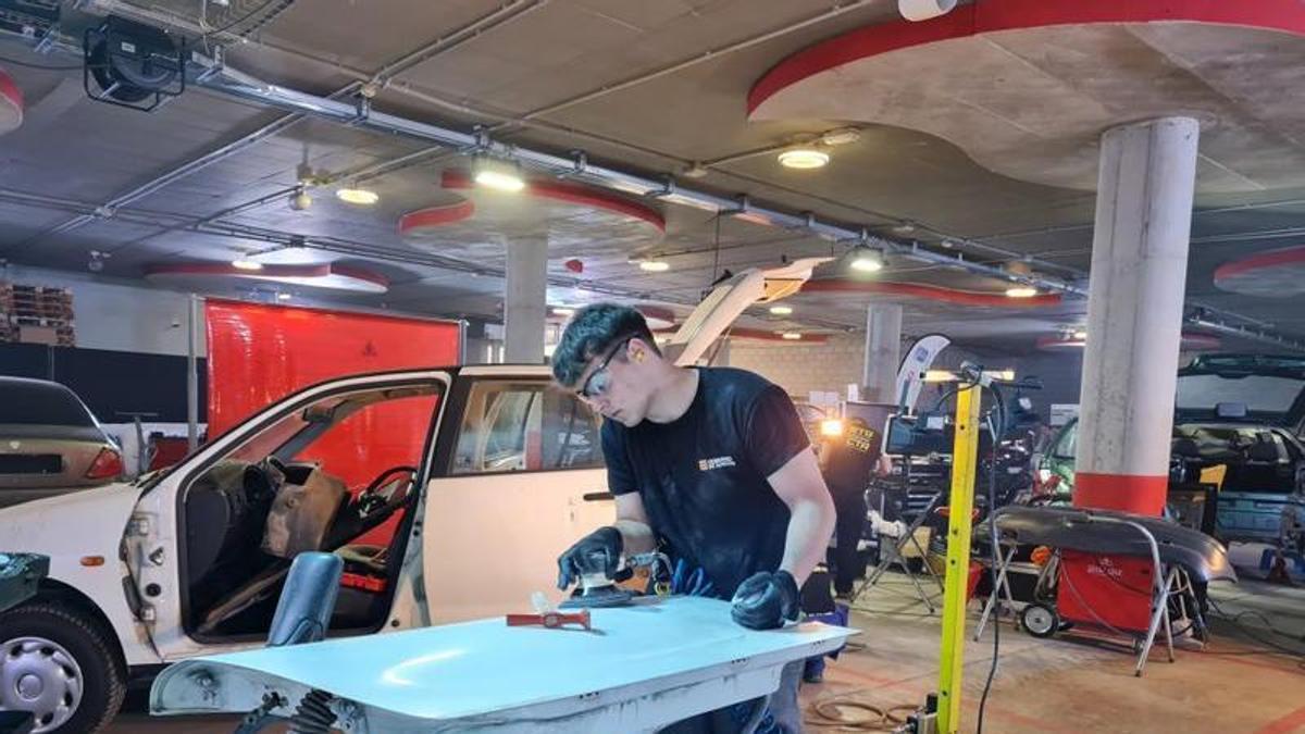 Un alumno de FP trabaja en un taller.