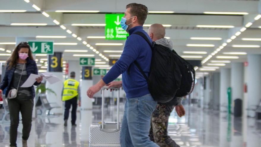 Viajeros en Barajas.