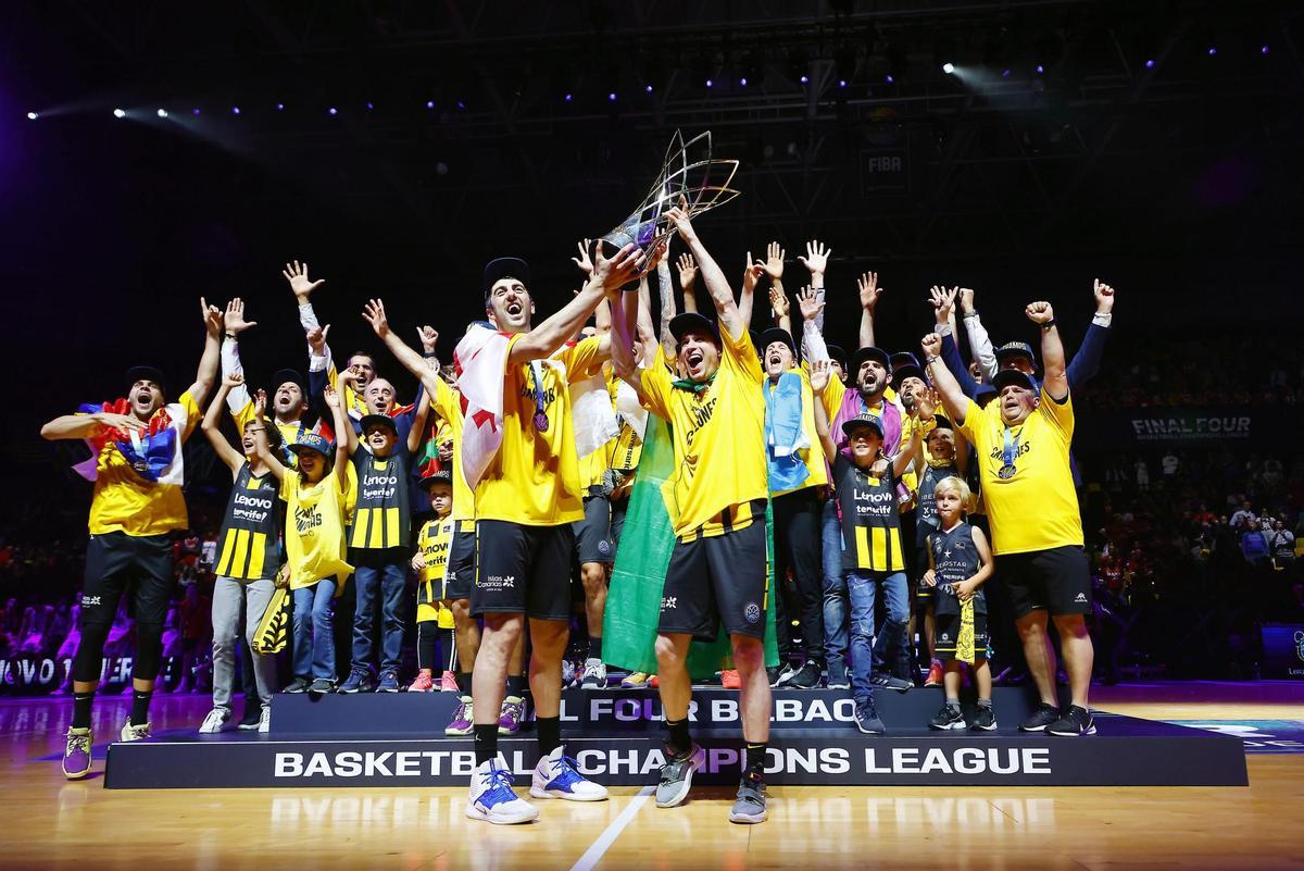 Huertas y Shermadini levantan el título de campeones de la Champions 21/22.