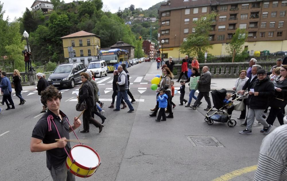 Protestas de padres y alumnos en Sotrondio por el cierre de aulas en el Colegio San José