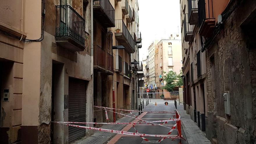 Imatge de l&#039;edifici afectat pel col·lapse, al carrer de Sant Sebastià número 10