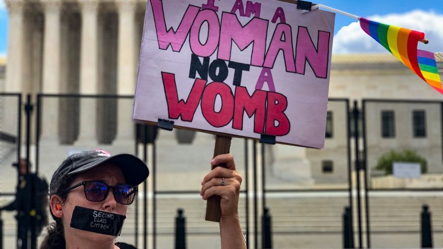 Activistas por el derecho al aborto y antiabortistas protestan ante el Tribunal Supremo de Estados Unidos. El tribunal supremo ha dictaminado que no existe el derecho constitucional al aborto en Estados Unidos.
