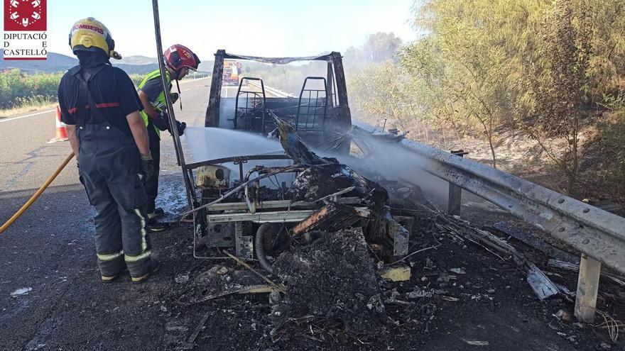 El incendio de una autocaravana en plena autopista provoca retenciones en Alcalà