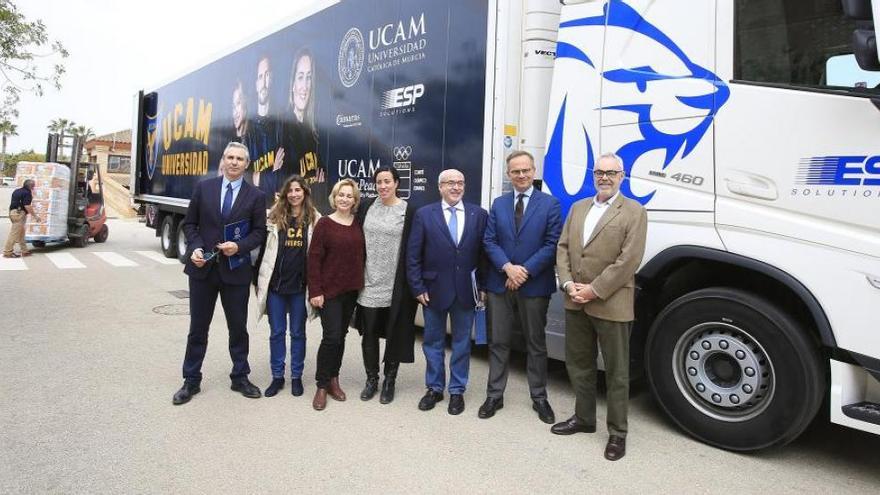 De izquierda a derecha, Pablo Blesa, vicerrector de Relaciones Internacionales y Comunicación de la UCAM, María Méndez, profesora del Grado en Derecho, Yanina Amelchyts, refugiada ucraniana, María Mendoza, coordinadora de la Plataforma Universitaria por la Paz, José Luis Mendoza, presidente de la UCAM, Vincenzo Bassi, presidente de la Federación de Asociación de Familias Católicas de Europa, y Francisco Martínez, director de Personas de ESP Solutions.