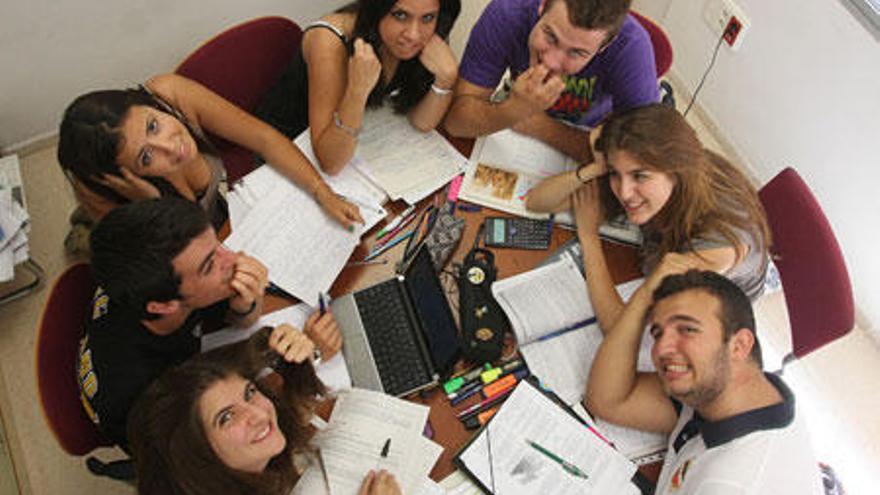 Un grupo de estudiantes de Bachillerato reunidos para repasar las pruebas de selectividad en su instituto, Cabo de las Huertas.