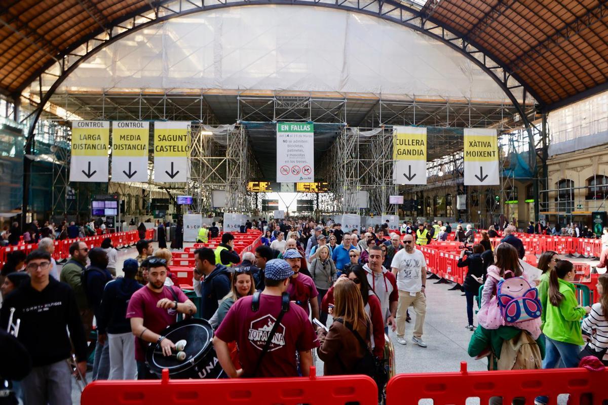 Miles de pasajeros llegan a la estación del Norte desde Gandia y Xàtiva antes del cierre por la mascletà