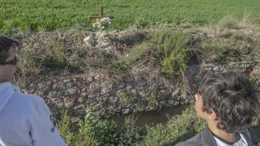 La viuda y los hijos del fallecido han dispuesto una cruz de madera en el lugar del accidente.