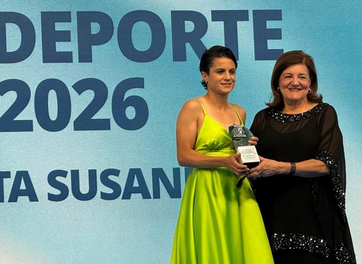 María Pérez recoge su premio de manos de la presidenta de la UCAM.