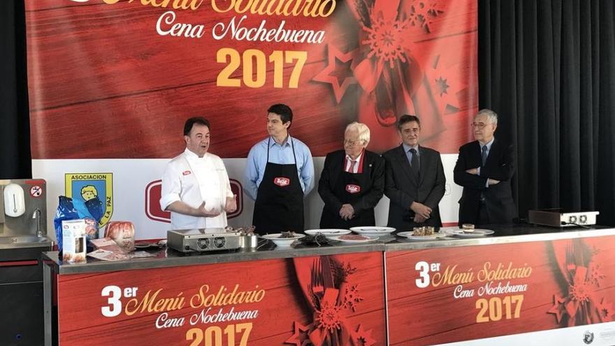 El chef Berasategui elabora la cena de Nochebuena del padre Ángel para personas sin recursos
