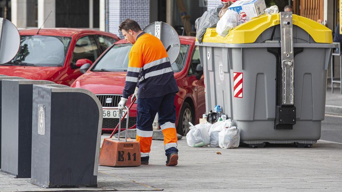 Un trabajador del servicio de Limpieza de Alicante, en imagen de archivo.