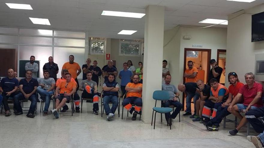 Un momento de la asamblea de los estibadores esta mañana en el Puerto de Alicante