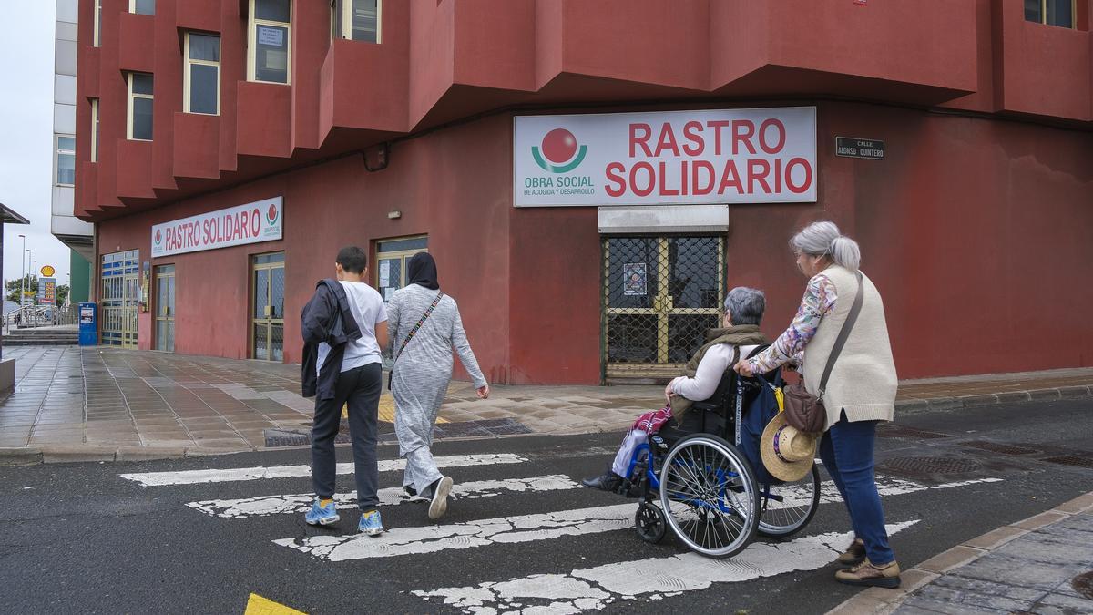 Rastro Solidario de la Obra Social de Acogida y Desarrollo, en la calle Alonso Quintero, junto a la plaza Santa Isabel.