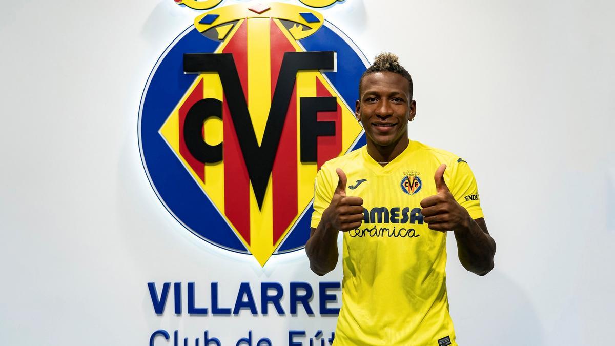 El lateral cuando firmó por el Villarreal.