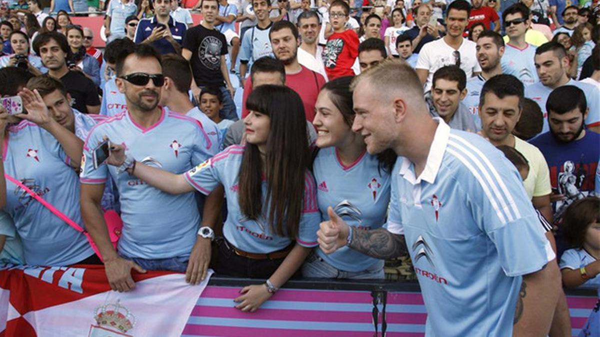 Giudetti se fotografió con aficionados del Celta en su presentación