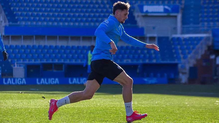 Pau Cabanes ya se entrena con el Alavés tras llegar cedido por el Villarreal