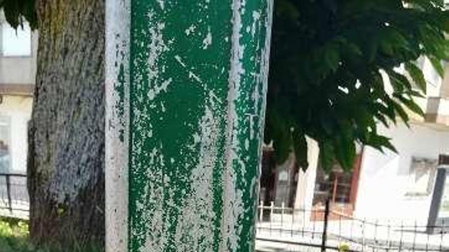 Dos detalles del mal estado del parque municipal.