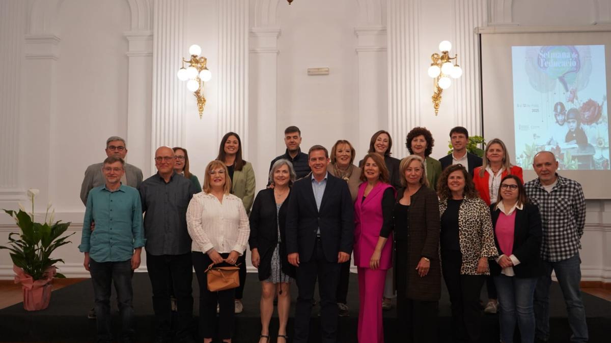 El personal docente jubilado, con el alcalde, la primera teniente de alcalde y diversos regidores..