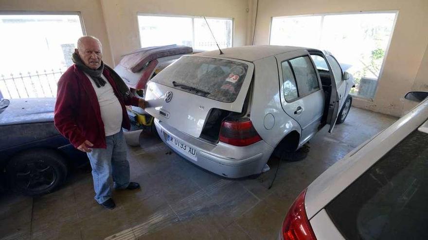 El coche que fue registrado por la Policía todavía en el taller de Vilalonga. // Gustavo Santos