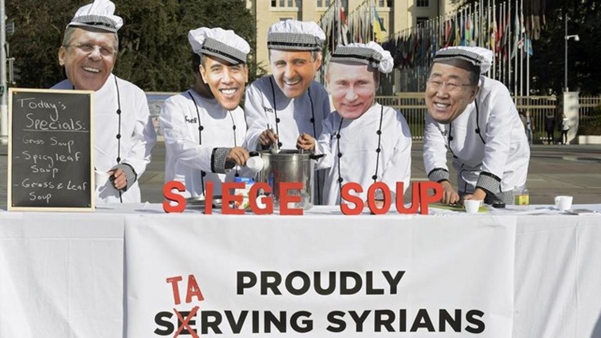 Manifestantes de Planet Siria posan con máscaras de líderes mundiales y del presidente Asad (centro), ante la sede de la ONU en Ginebra (Suiza), este viernes.