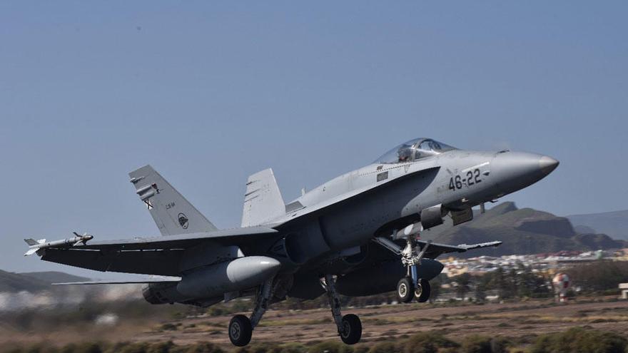 Unos cazas F18 de maniobras provocan estruendo en el cielo de Málaga