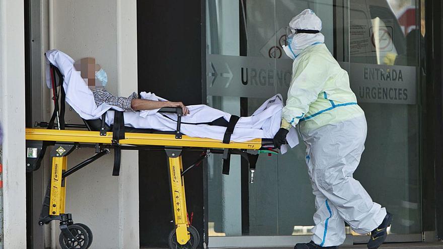 Imagen de archivo de la entrada por Urgencias del Hospital de Sagunt. | DANIEL TORTAJADA
