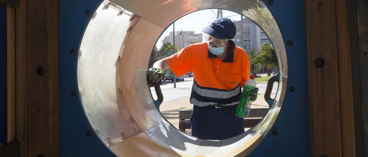 Un operario del servicio de limpieza de Alicante