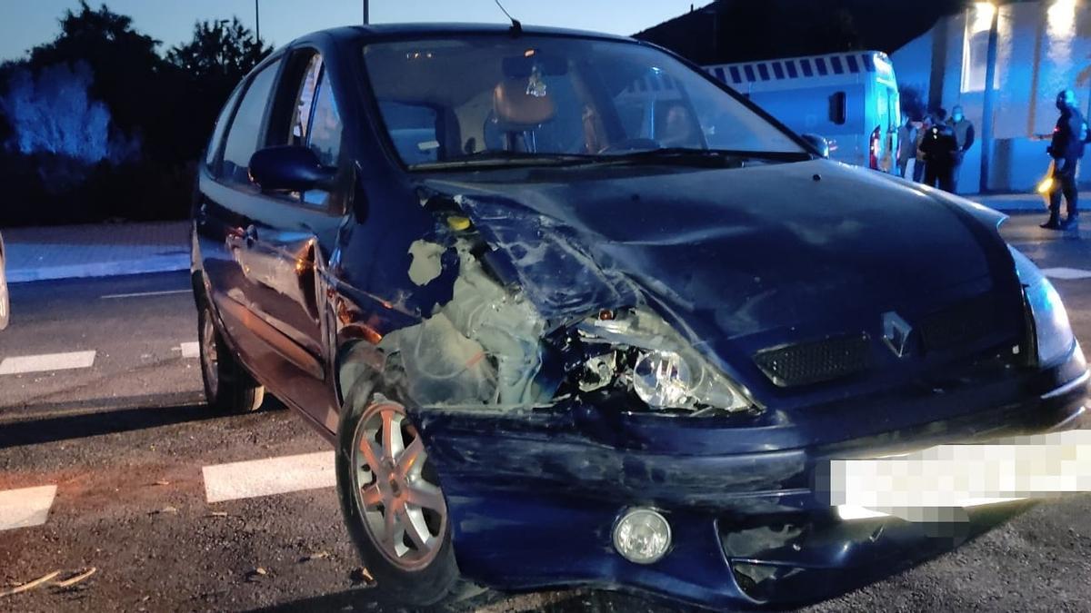 La colisión se saldó con tres heridos y daños en los vehículos implicados.