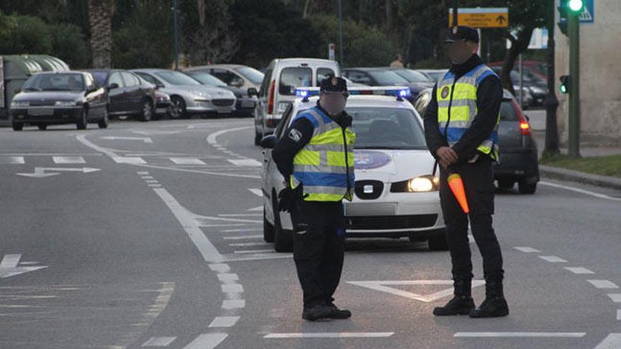 El dispositivo policial, esta mañana, en Cangas. // Santos Álvarez