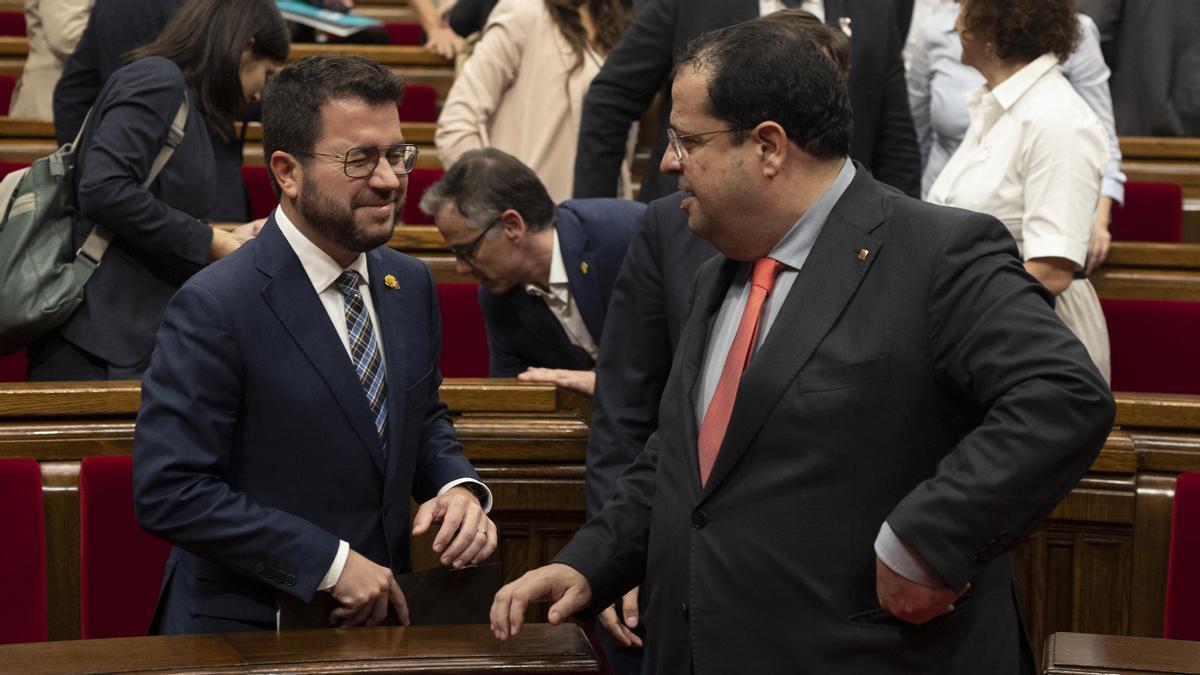 Pere Aragonès hace un guiño al 'conseller d'Interior', Joan Ignasi Elena, al finalizar la sesión de este martes en el Parlament.