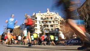 Varias personas participan en una competición deportiva en Barcelona.