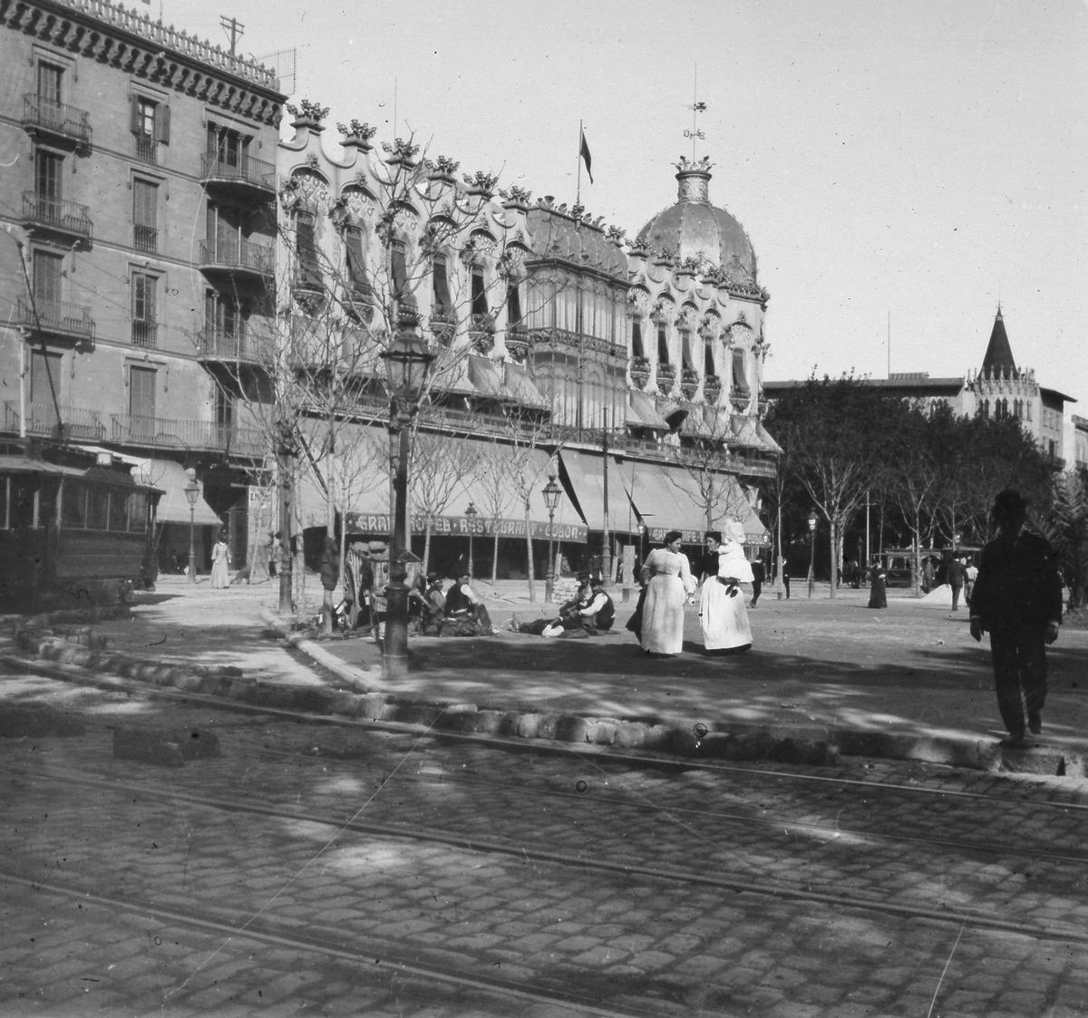 Plaza Catalunya con el desaparecido hotel Colón de fondo, en una fotografía tomada por César Comas Llaberia